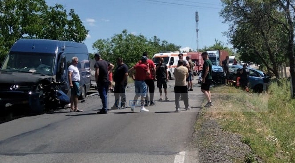 accident rutier microbuz duba masina (2).jpg