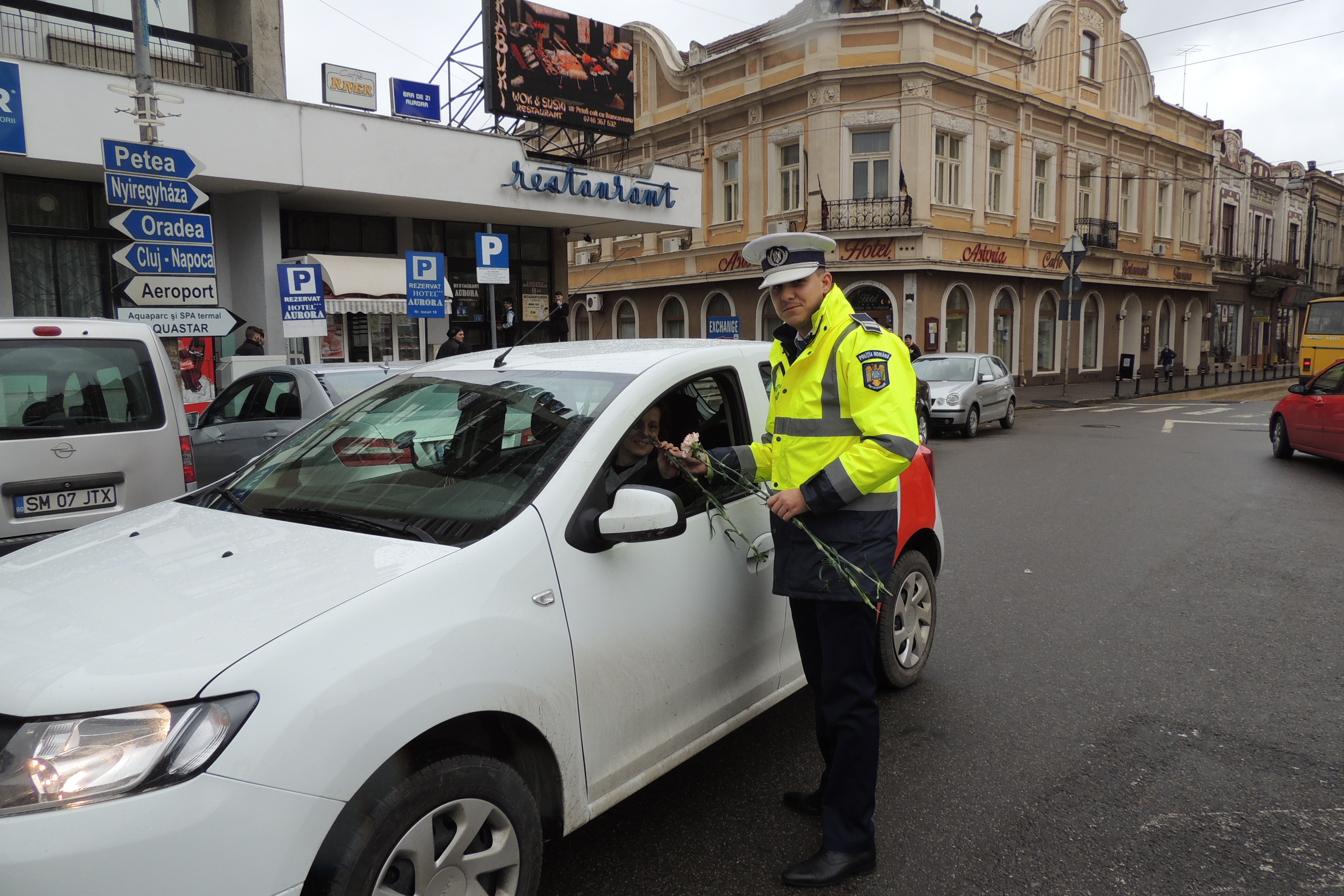 Sătmărencele, "AMENDATE" cu flori de poliţişti FOTO