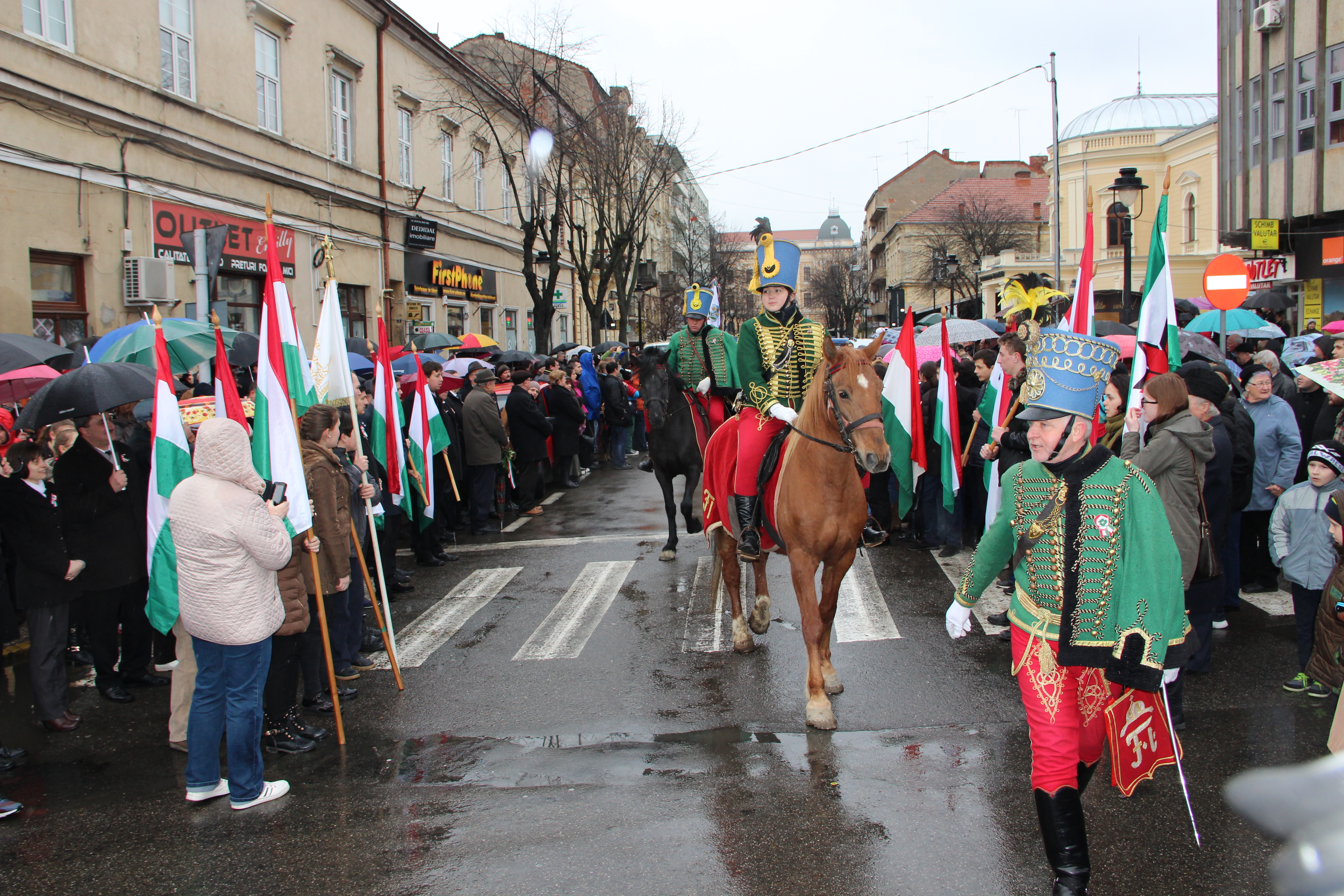 Peste o MIE de MAGHIARI au IEȘIT în stradă de 15 martie. Kelemen HUNOR, prezent la Satu Mare