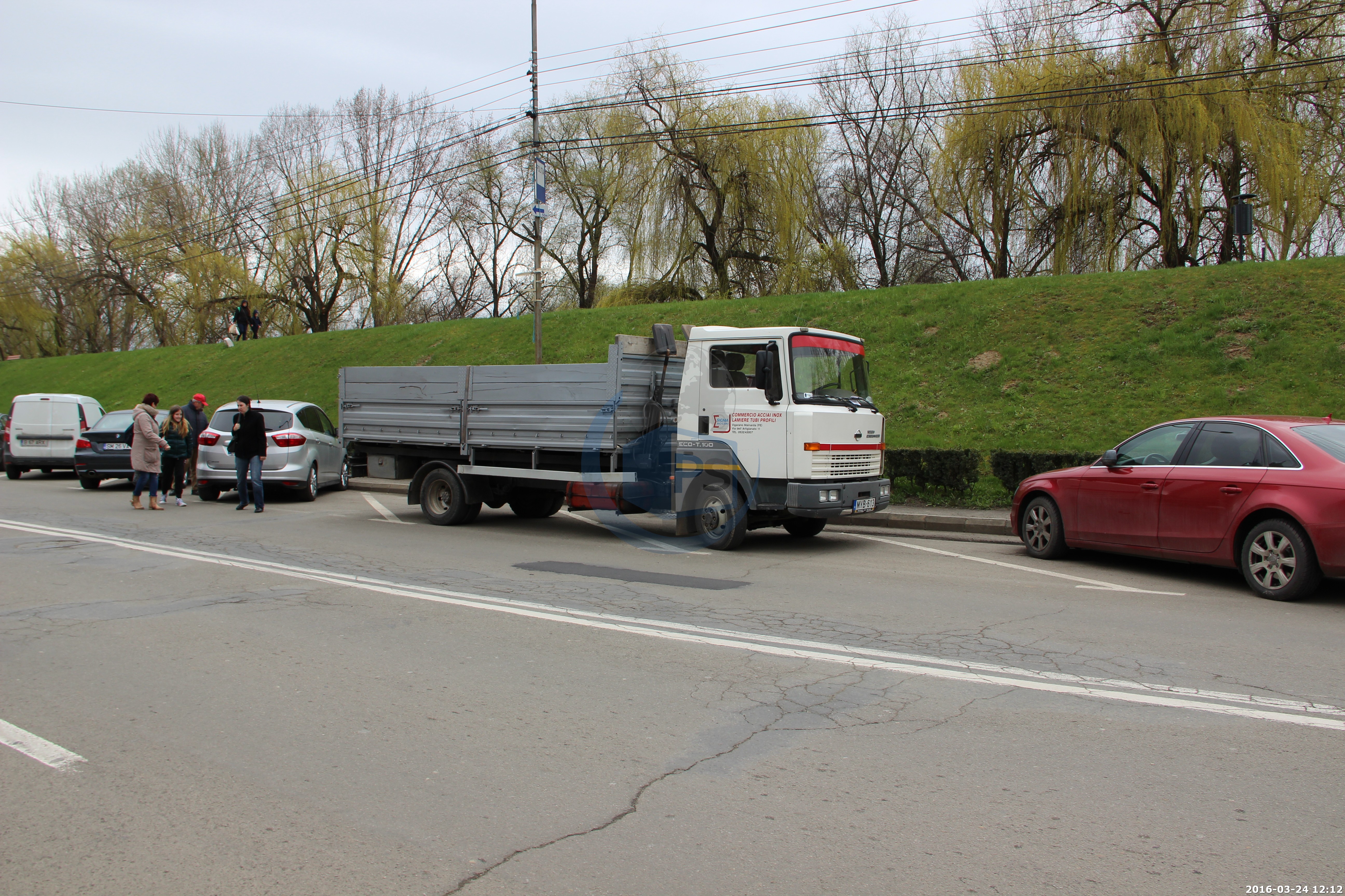 Șoferii străini ”parchează” cum vor în Satu Mare. Poliția locală, ineficientă VIDEO