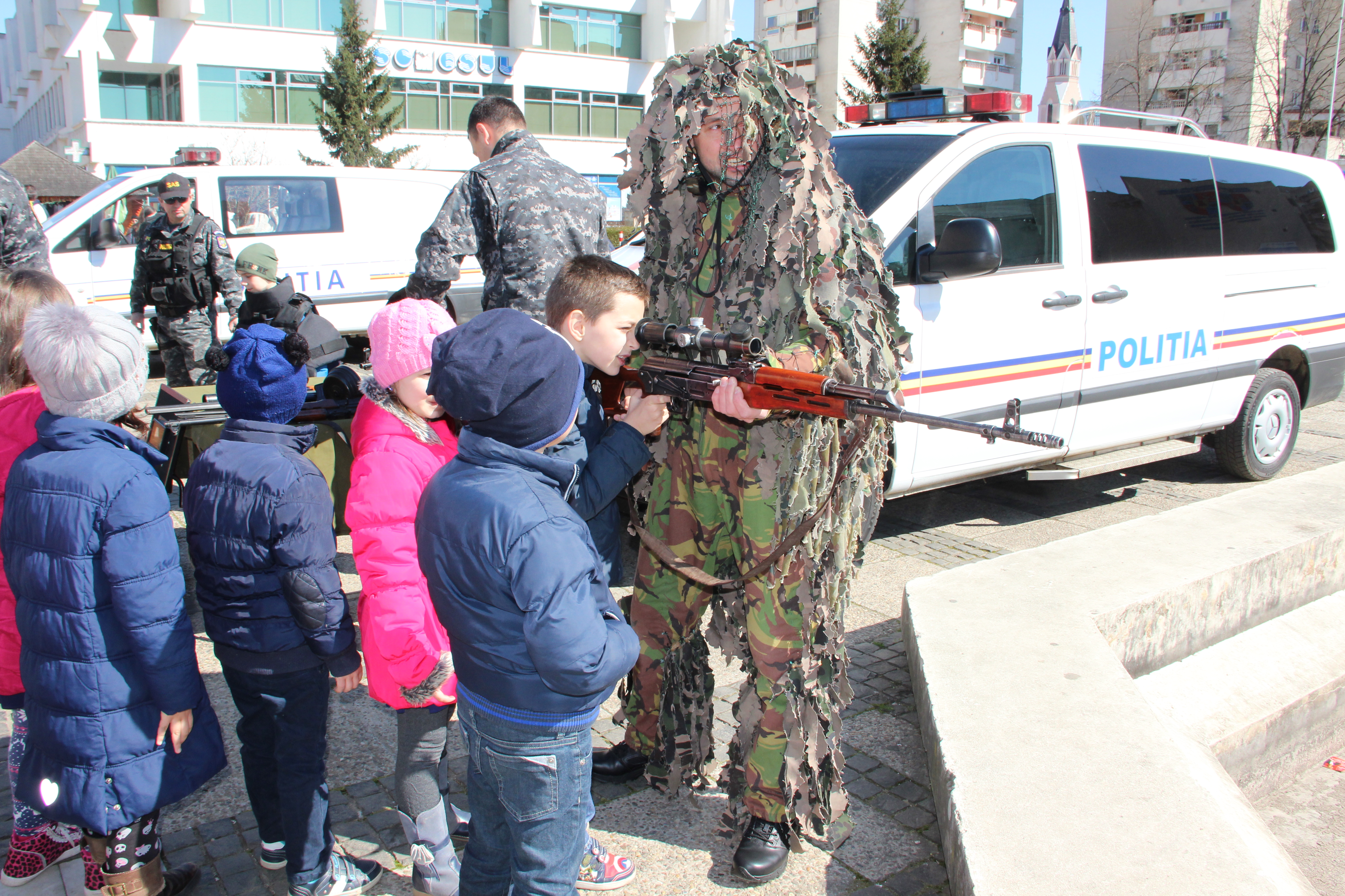 Demonstrație de TEHNICĂ și FORȚĂ a polițiștilor sătmăreni FOTO și VIDEO