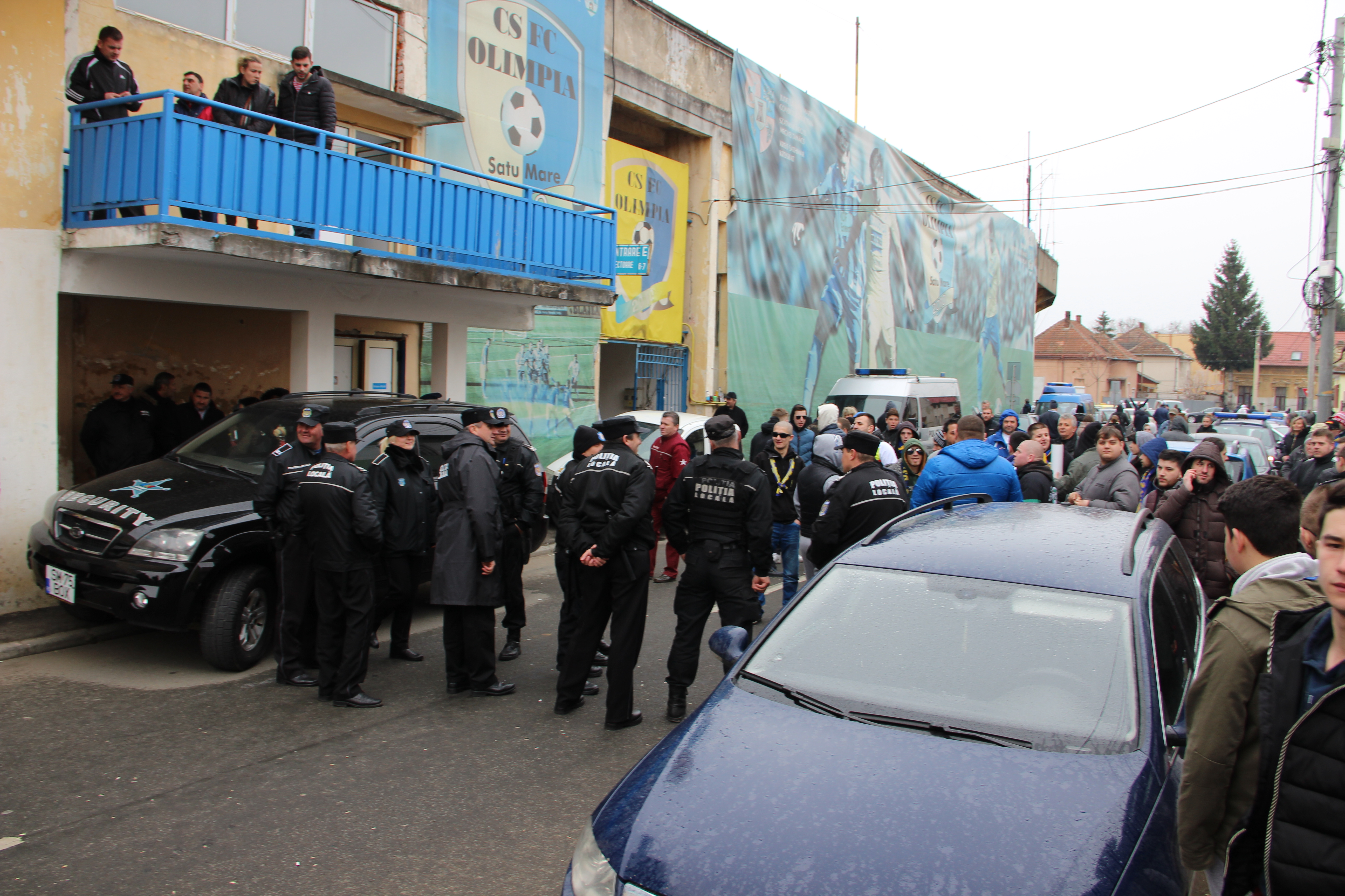 În timp ce MII de SUPORTERI îi cer DEMISIA, președintele Olimpiei trage la răspundere JURNALIȘTI