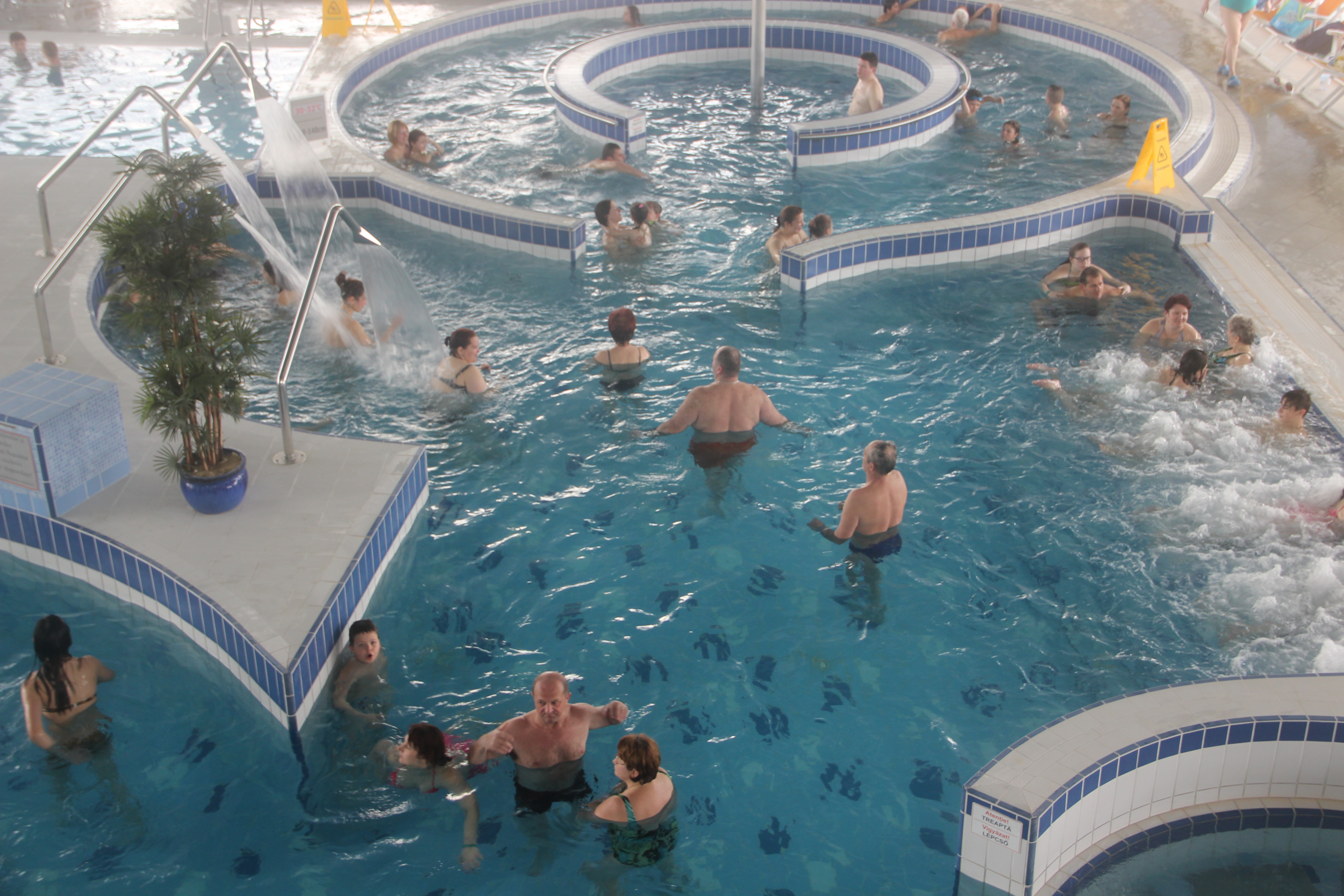 Catolicii și reformații lasă ”STROPITUL” pentru BĂLĂCEALĂ. Sute de persoane la ștrand FOTO - VIDEO