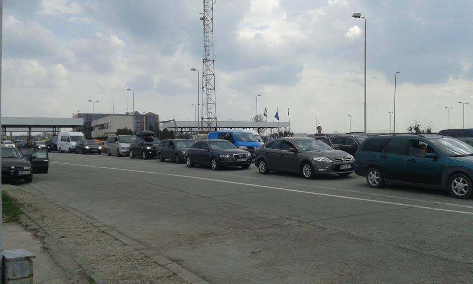 A început NEBUNIA în VĂMI! Zeci de minute de așteptare și nervi întinși la maxim  FOTO