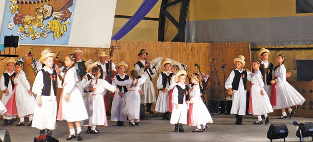 Se ÎNFIINȚEAZĂ primul ansamblul folcloric al județului. Sunt așteptați români, maghiari, germani și romi