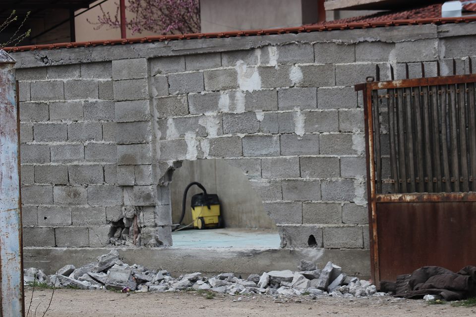 Un puștan a intrat cu mașina într-un gard și a fugit. Prins după câteva zile