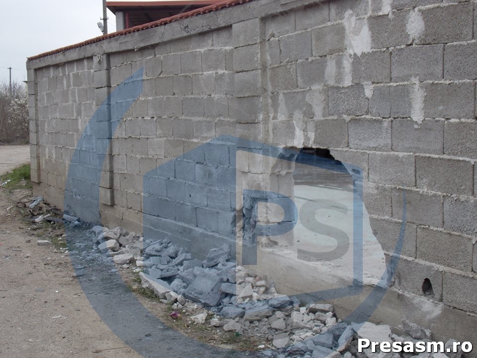 Sătmărean MORT de BEAT, FĂRĂ permis, a FUGIT de polițiști, a INTRAT într-un gard și mașina a luat FOC FOTO