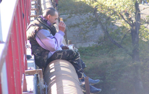 Sinucigaș, SALVAT în ULTIMUL moment de SĂTMĂRENI. A încercat să SARĂ de pe Podul Decebal