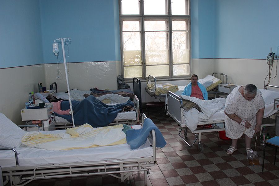 Spitalele din judeţ sunt SUFOCATE de cazurile sociale. Ultimul REFUGIU pentru oamenii SĂRACI