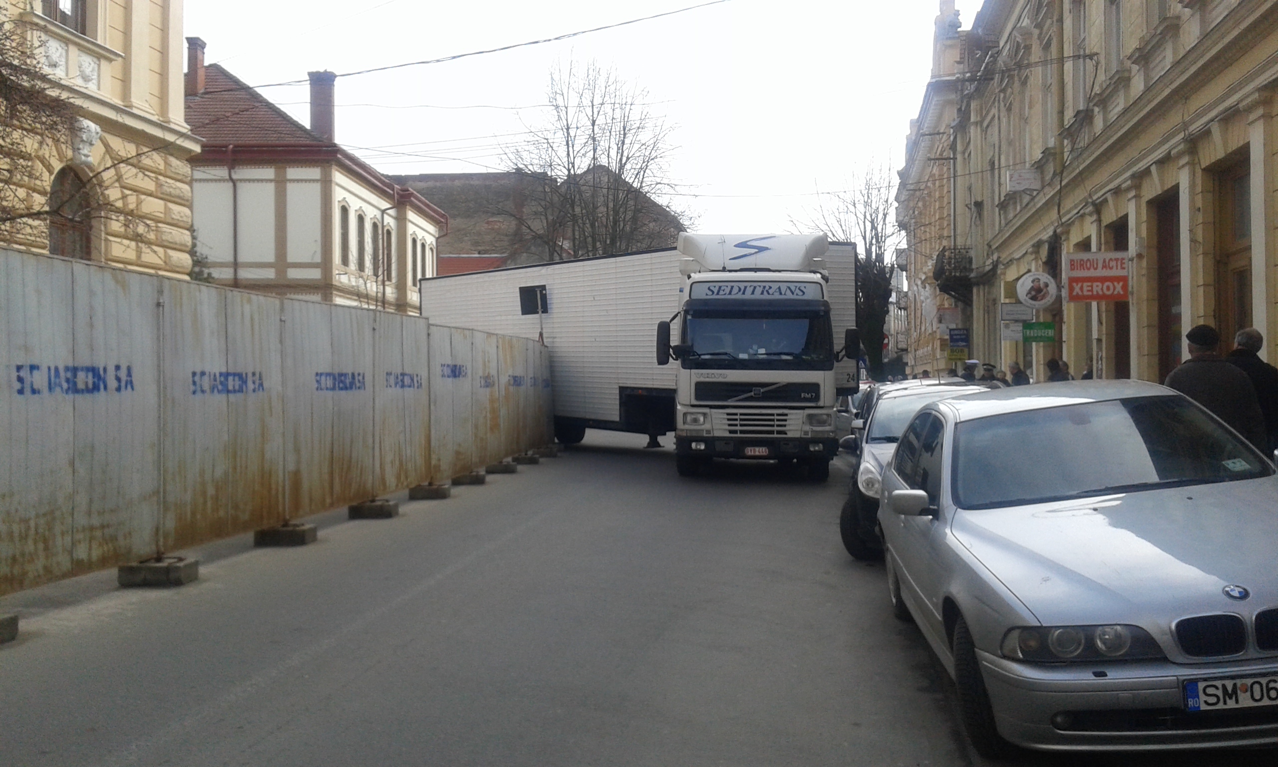 INCREDIBIL! Un șofer de TIR s-a BLOCAT în CENTRUL Sătmarului. VIDEO și FOTO