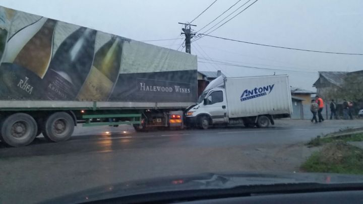 Un clujean a INTRAT cu DUBA într-un TIR lângă Supur. Șoferul a scăpat ca prin MINUNE
