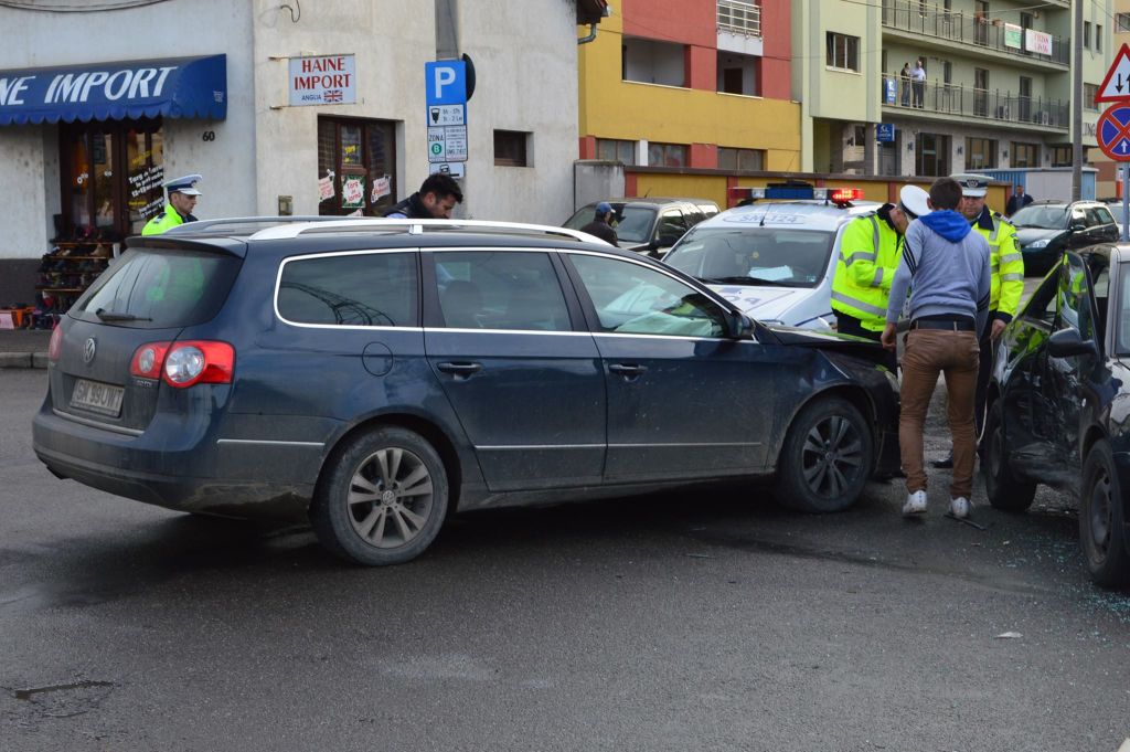 Accident RUTIER în zona CENTRALĂ. Mașină lovită în PLIN de un șofer neatent