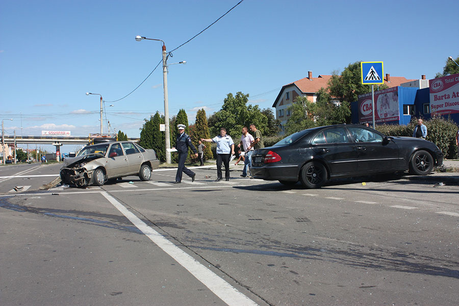 Un pensionar, de 74 de ani, a PRODUS un ACCIDENT în Satu Mare. Polițiștii i-au REȚINUT permisul pe loc