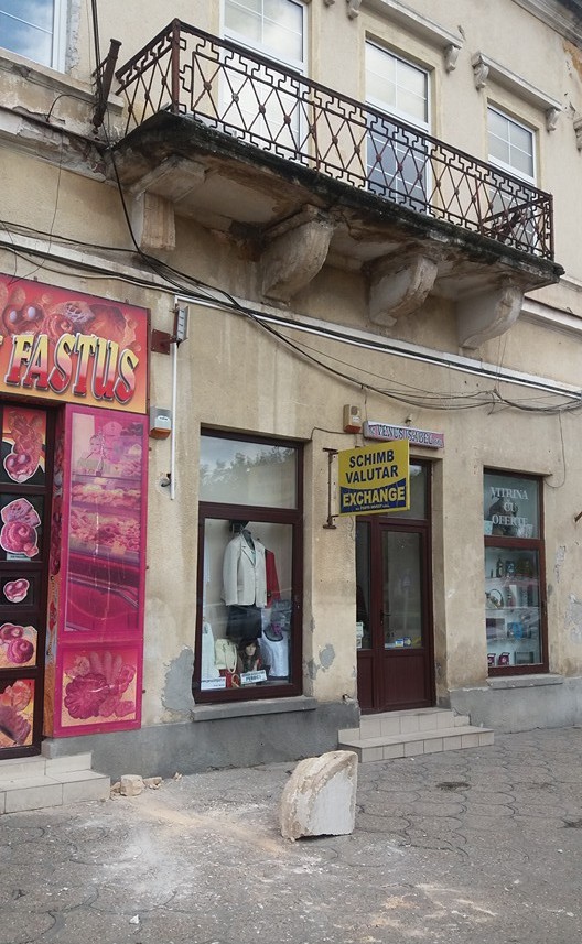 Poliția Locală a AMENDAT proprietarul clădirii din CENTRUL VECHI. Dispoziție pentru SECURIZAREA balconului