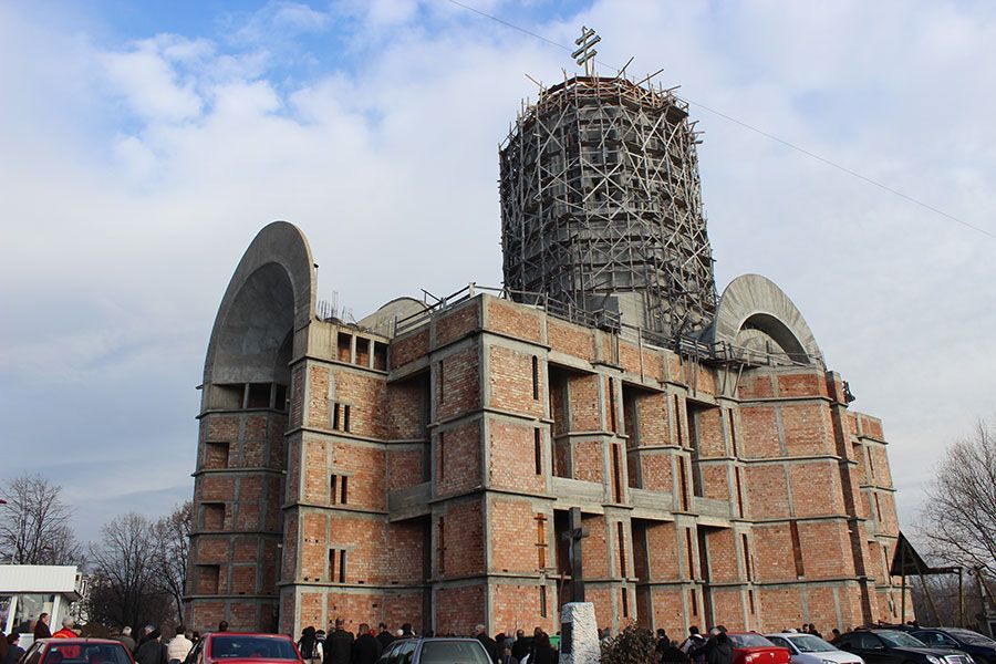 Un bărbat a MURIT după ce a căzut de pe schela BISERICII Ortodoxe de pe Drumul Careiului