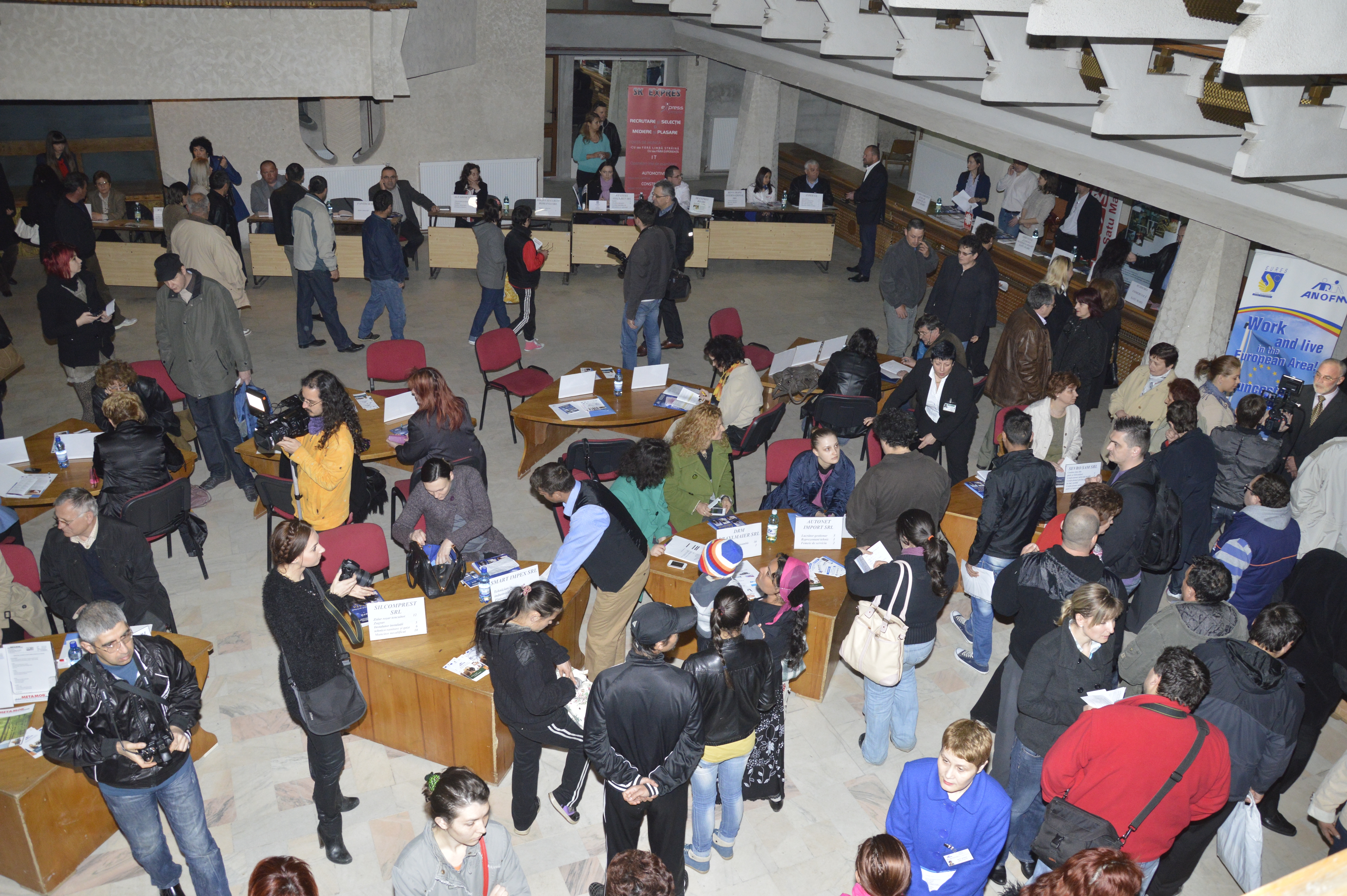 SUTE de locuri de MUNCĂ la Bursa Generală de mâine. Unde va avea loc