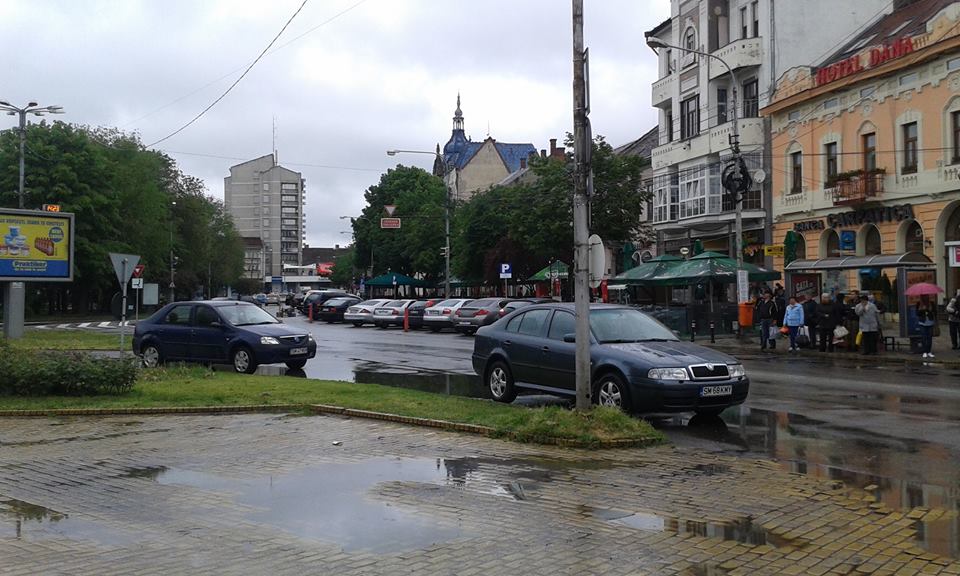 SFIDARE. Cum ”PARCHEAZĂ” unii angajați ai Primăriei Satu Mare chiar în CENTRU