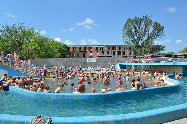 Ștrandul NU se ÎNCHIDE. Consilierii locali au BOICOTAT propunerea PRIMĂRIEI. Ce spun patronii firmei