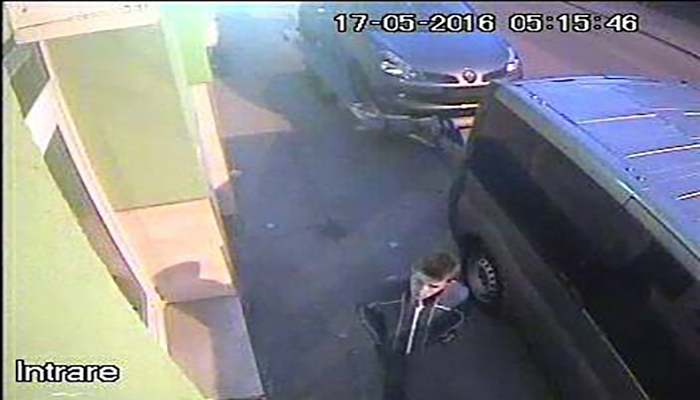 SENZAȚIONAL în Satu Mare! Puștan SURPRINS în timp ce SPĂRGEA o mașină. VIDEO de EXCEPȚIE!