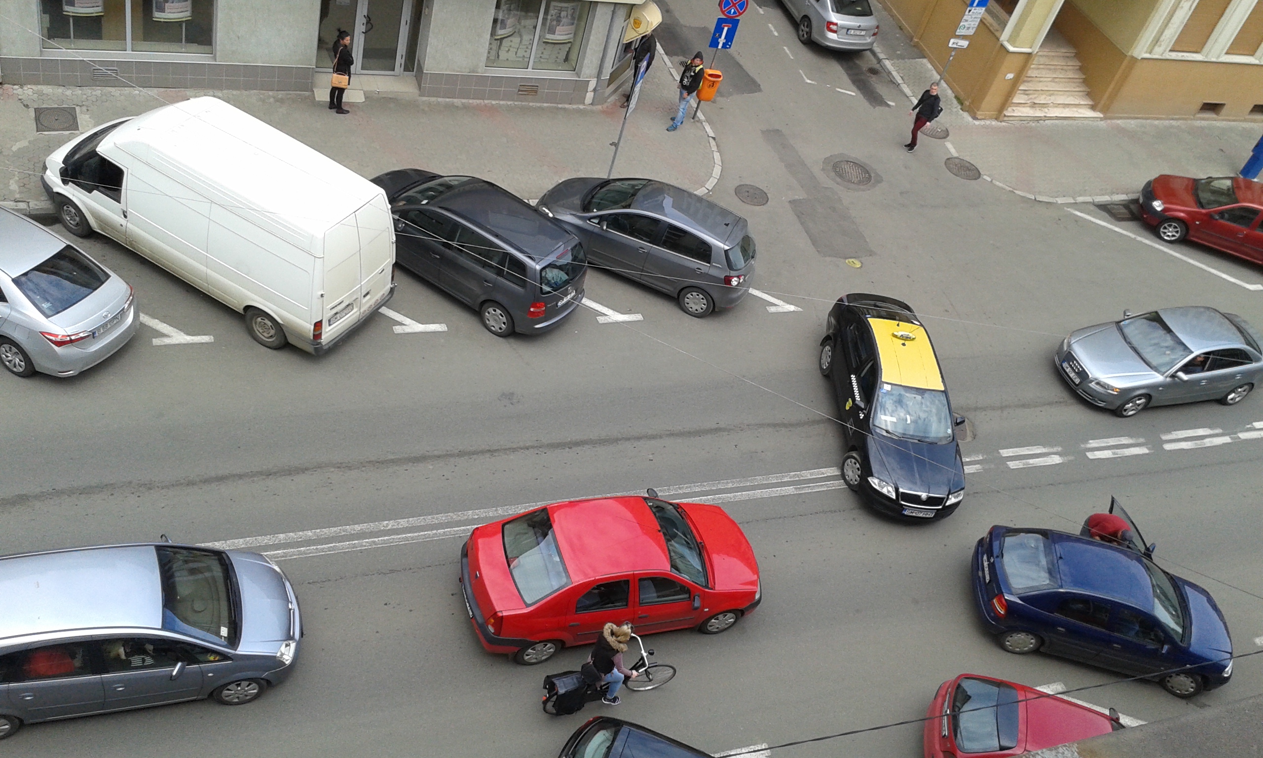 Scandal în centrul Sătmarului! Doi șoferi, la un pas de BĂTAIE. Au BLOCAT tot TRAFICUL (VIDEO)