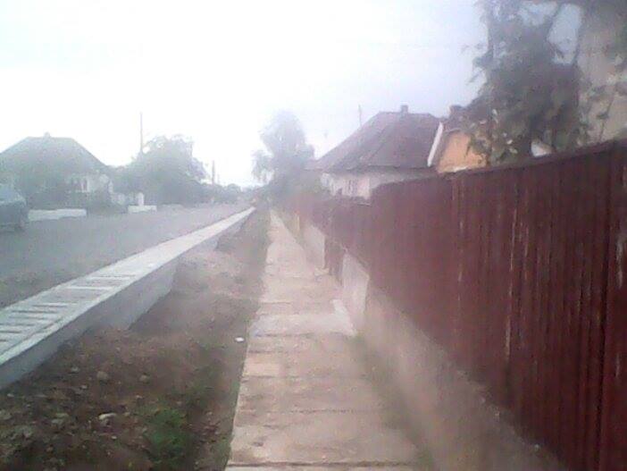 Somnul minții?! Rigole care ÎMPIEDICĂ accesul proprietarilor la locuințe într-o localitate din județ (FOTO)