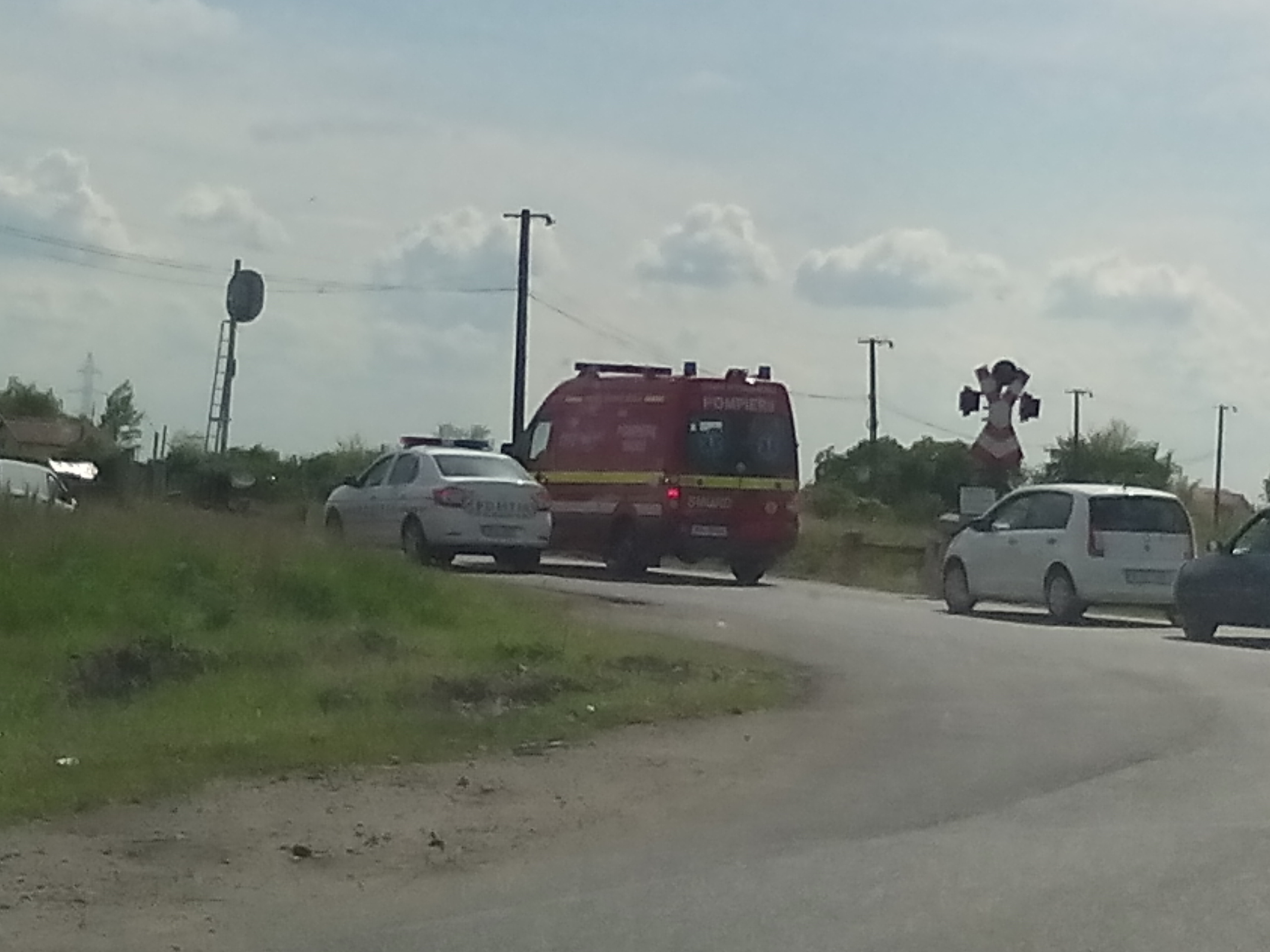 URGENȚĂ și nu prea! Ambulanțierii și polițiștii AȘTEAPTĂ un tren care NU mai vine