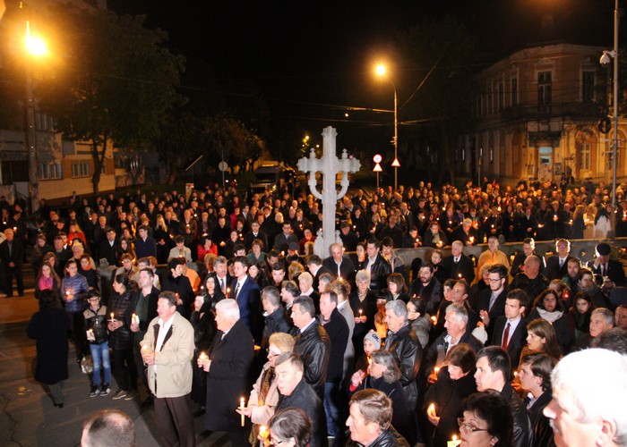 Mii de credincioși la slujba de ÎNVIERE! Sătmarul, BLOCAT timp de câteva ore (FOTOGALERIE)