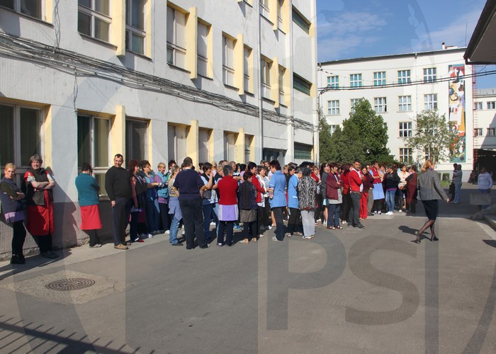 GREVĂ și scandal la MONDIALA. Salariații au OPRIT munca, acuzând REDUCERI de salar (FOTO&VIDEO)