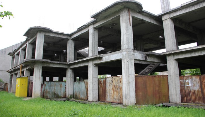 Simbolul EȘECULUI! Sediul PREFECTURII, lăsat în PARAGINĂ în CENTRUL Sătmarului (FOTOGALERIE)