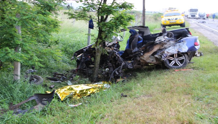 TERIFIANT! Un TÂNĂR a DECEDAT pe LOC după ce a intrat cu mașina într-un TIR (IMAGINI ȘOCANTE) VIDEO