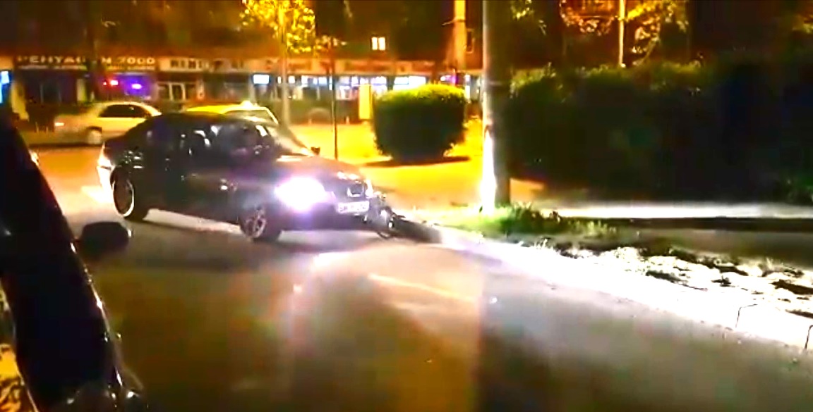 ACCIDENT comic AZI noapte în Satu Mare! A intrat cu MAȘINA în STÂLP și a PLECAT mai departe (VIDEO)