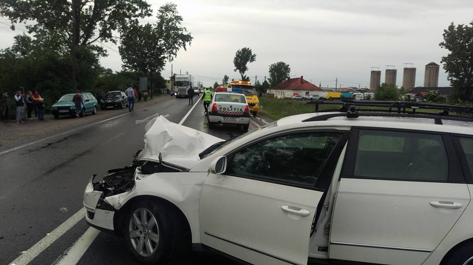 Un sătmărean a LOVIT în PLIN mașina Poliției de Frontieră. Un polițist și un civil au fost RĂNIȚI (FOTOGALERIE)