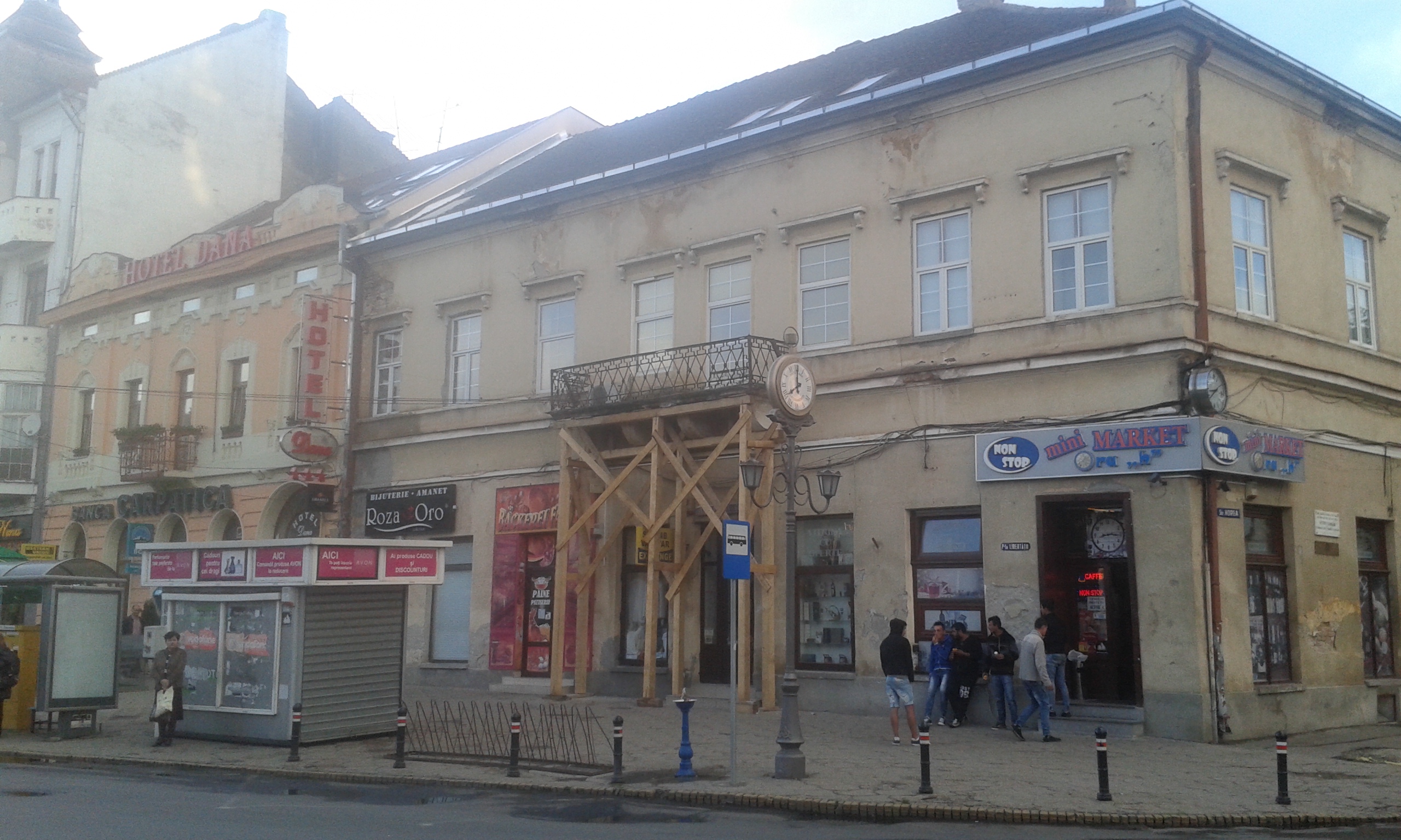 Balconul PERICOL-PUBLIC din Centrul Vechi va fi REFĂCUT. Somație de la Primărie