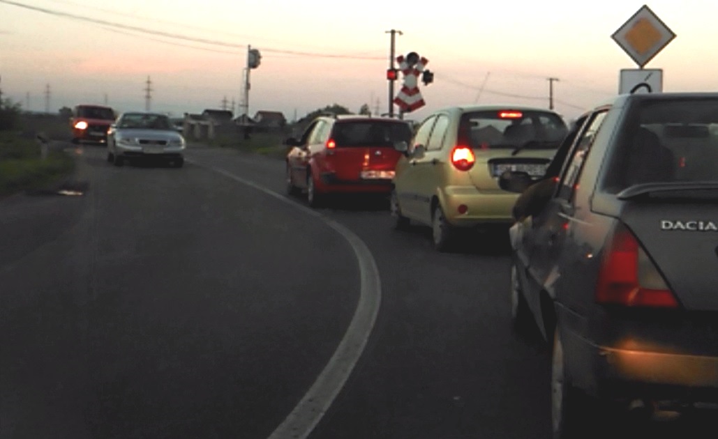 CFR își BATE JOC de șoferii din Satu Mare?! Au AȘTEPTAT un tren care NU a mai VENIT (VIDEO)