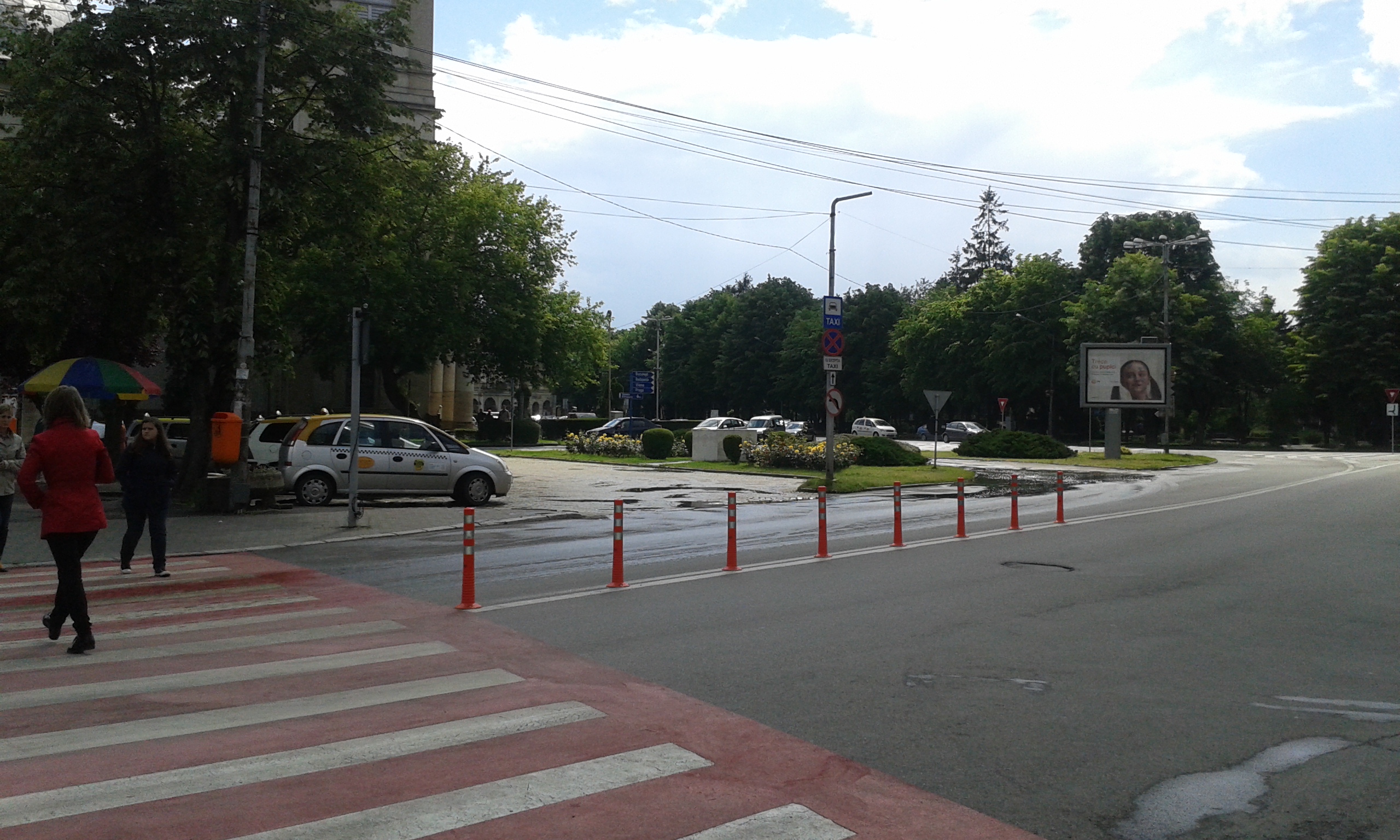 Măsuri DRASTICE în intersecția MORȚII din centrul Sătmarului! STÂLPI anti-șmecheri