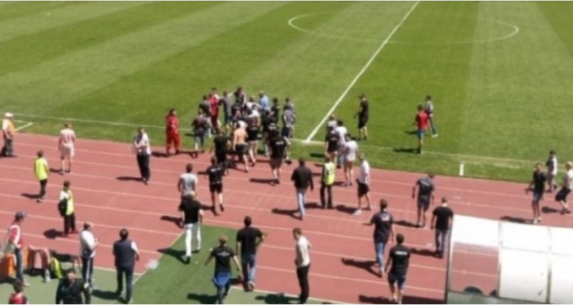 Scene de GROAZĂ trăite de jucătorii Olimpiei Satu Mare. Fanii U Cluj au intrat cu BÂTE în teren (VIDEO)