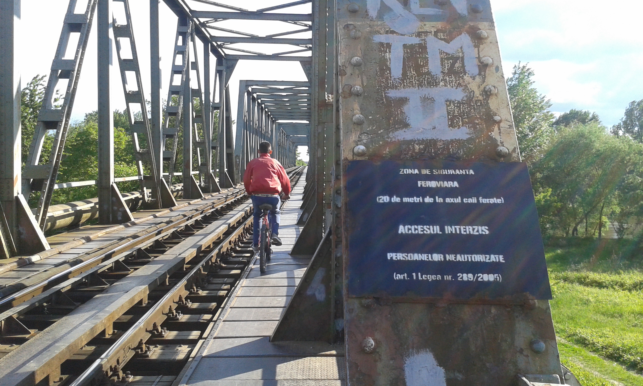 Podul INTERZIS din Satu Mare. MII de persoane îl TRAVERSEAZĂ zilnic, deși LEGEA îngrădește accesul