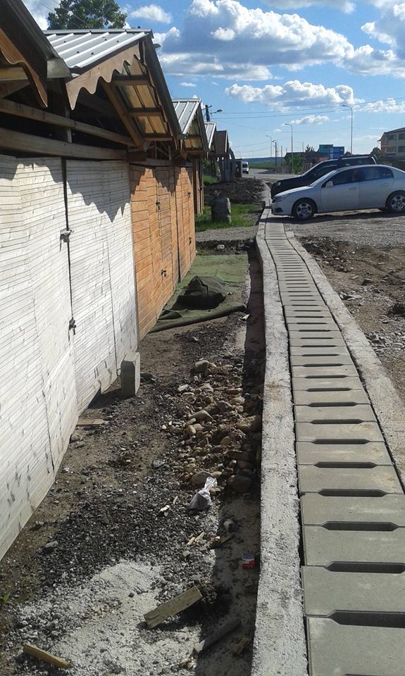 MINUNE lângă ștrandul din Tășnad. Apa URCĂ pentru a se DEVERSA în rigole