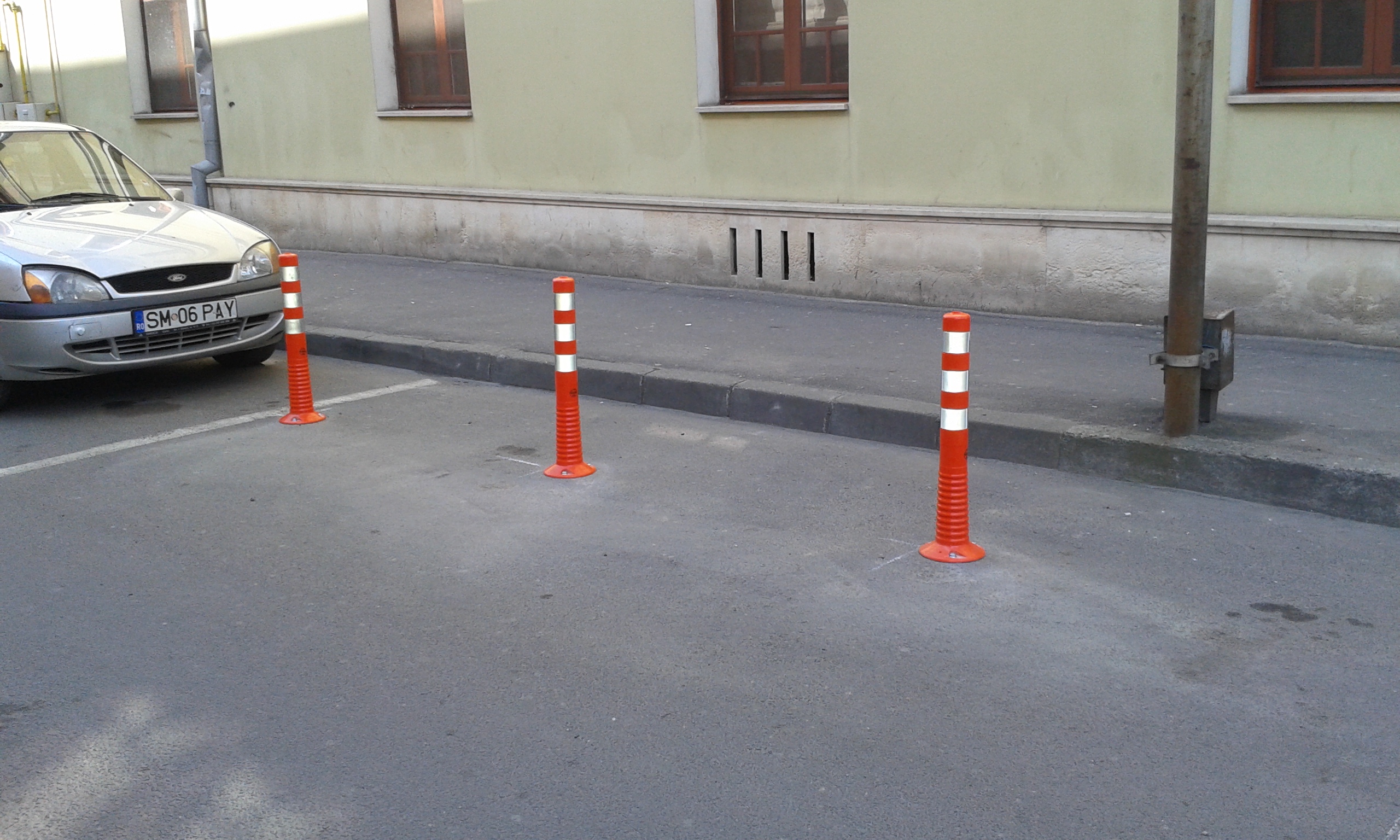 Gata cu parcările ILEGALE în Satu Mare?! Primăria a MONTAT stâlpi împotriva ȘMECHERILOR