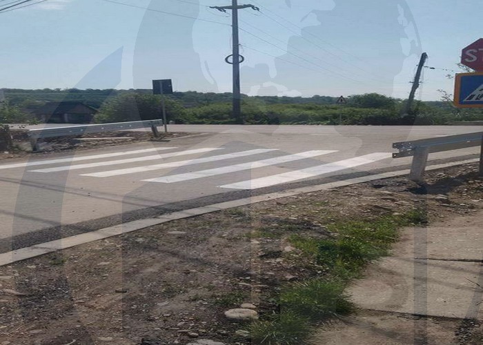 ”Treceri” de pietoni IMPOSIBILE la Tășnad. Trotuarele vor APĂREA ulterior, spun edilii (FOTO)