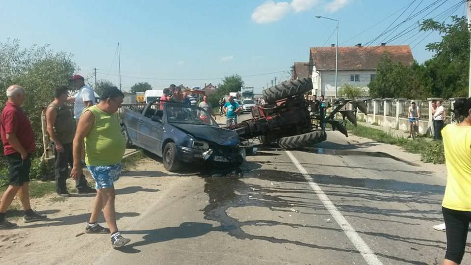 Accident la limita județului. Impact între un tractor și o mașină. Un șofer, mort de beat