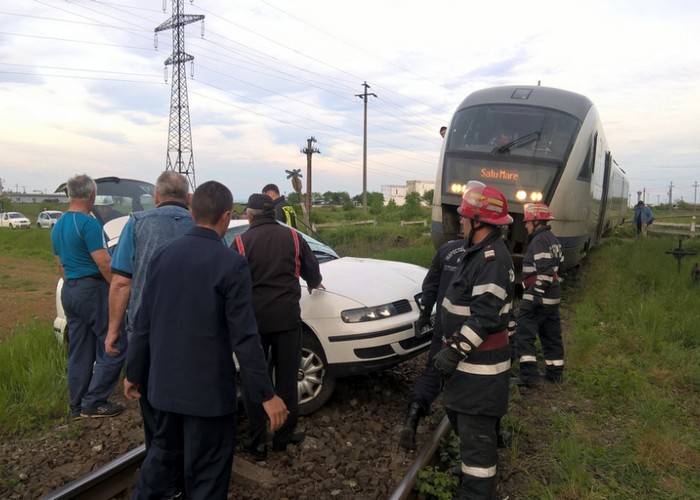 Șofer la un pas de moarte. Mașină lovită de un tren la Livada