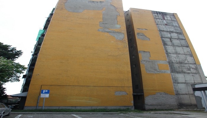 Bloc PERICOL public în Satu Mare. Se DĂRÂMĂ bucată cu bucată. Pompierii sunt DISPERAȚI (FOTO&VIDEO)