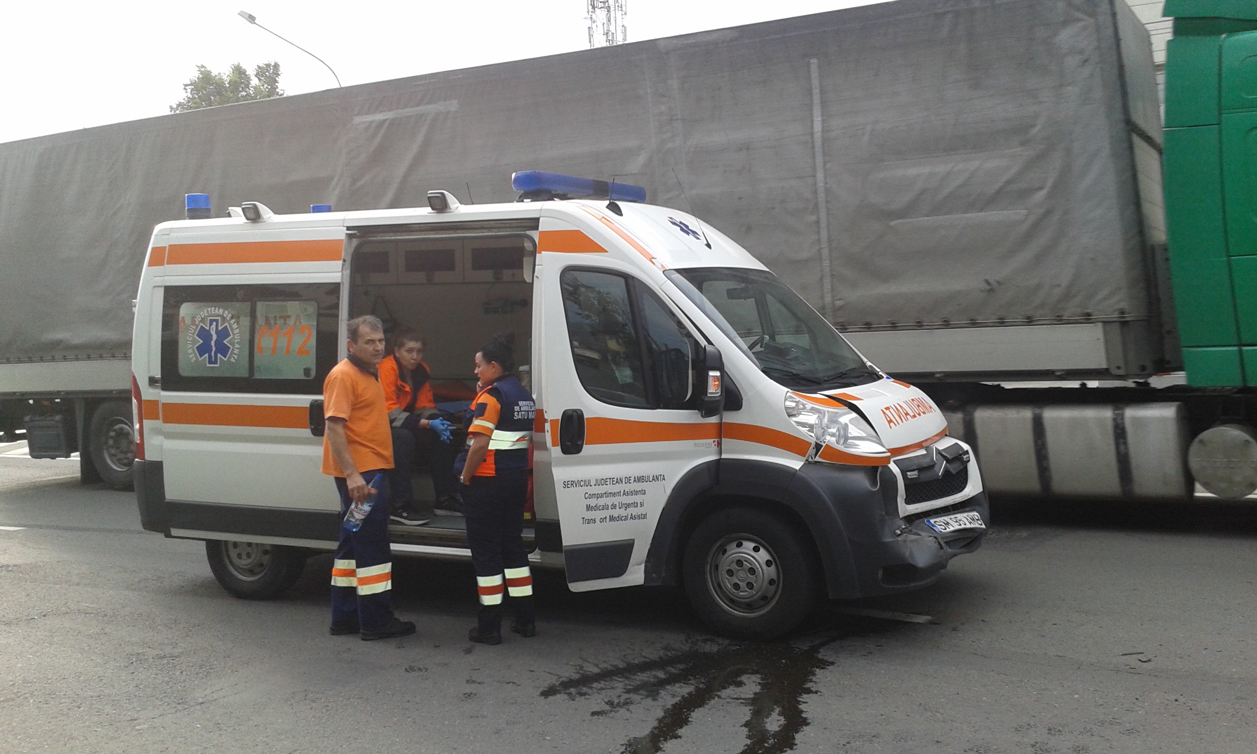 Șofer beat mort a lovit în plin cu mașina o ambulanță în municipiul Satu Mare