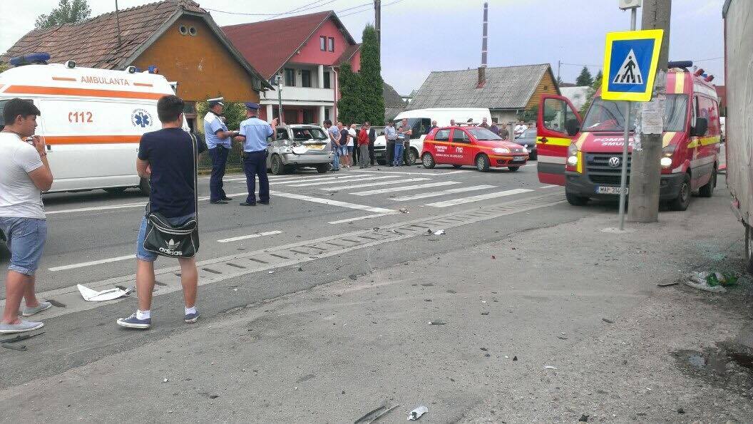 IMPRUDENȚĂ. Un șofer, în vârstă de 71 de ani, a ACCIDENTAT doi tineri