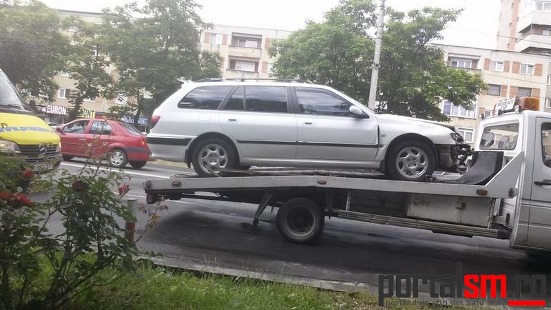Accident pe Drumul Careiului. Un șofer beat a ”parcat” în stâlp