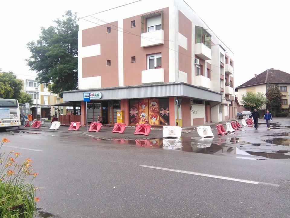 Un BLOC din municipiul Satu Mare, în pericol de PRĂBUȘIRE. Zona a fost IZOLATĂ (FOTO)