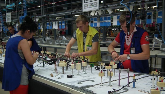 Draxlmaier aduce muncitori din Ungaria, Serbia, Moldova sau Tunisia. Opinia managerului Iuliu Cadar