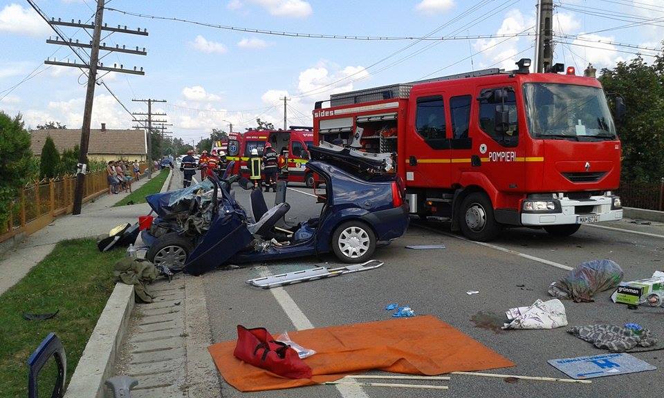 Accident cu TREI victime la Doba. Pompierii chemați să DESCARCEREZE familia BLOCATĂ în mașină (FOTO&VIDEO)