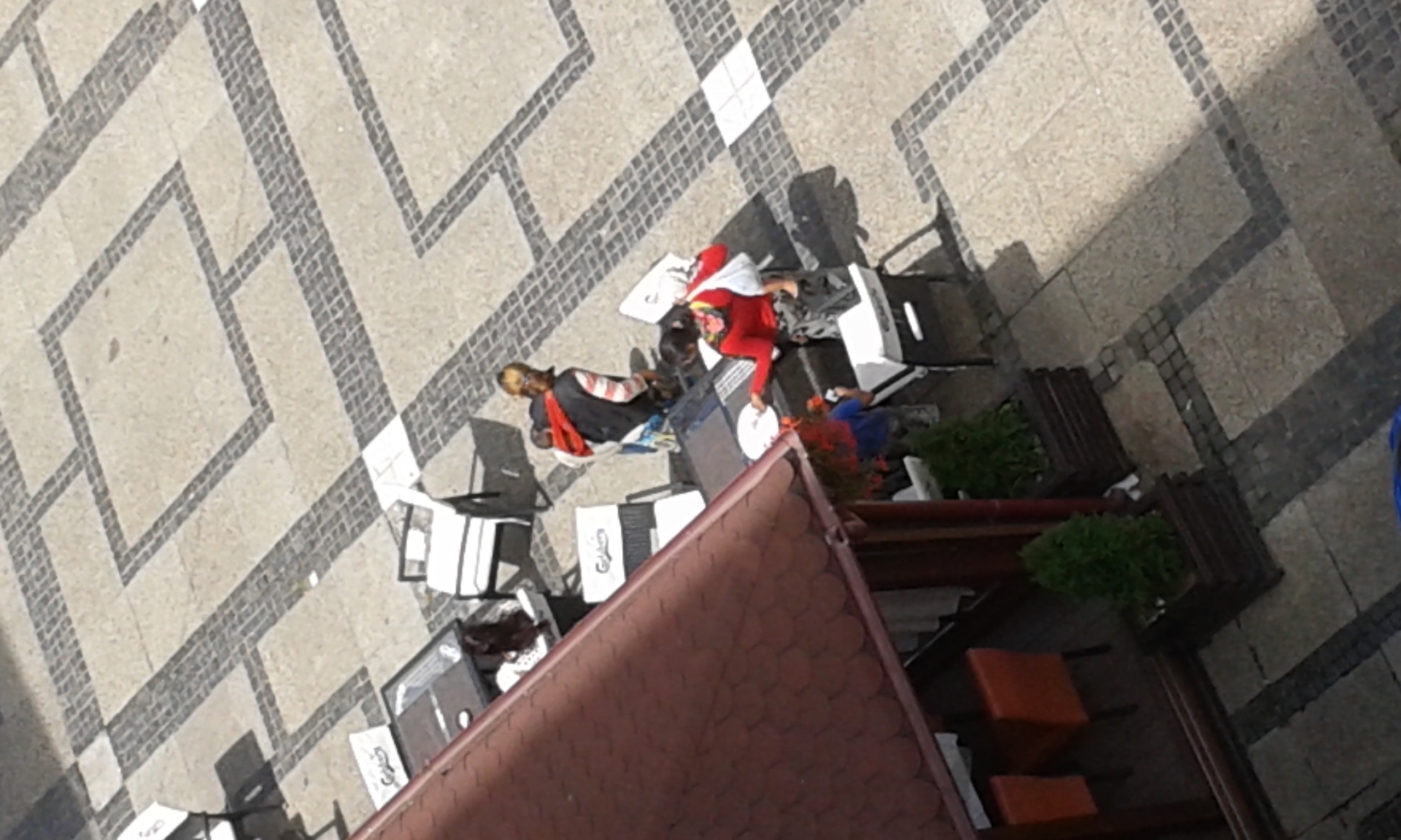 TUPEU! Cerșetorii ”servesc” direct din mâncarea sătmărenilor (FOTO&VIDEO)